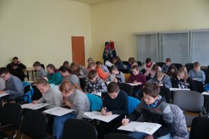 uczniowie podczas testu
