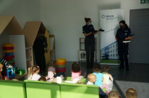 policjantki w czasie prelekcji dzieci siedzą tyłem