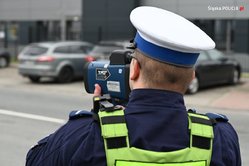 zdjęcie kolorowe policjant w czasie pomiaru prędkości