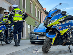 zdjęcie kolorowe na którym są motocykle i policjanci